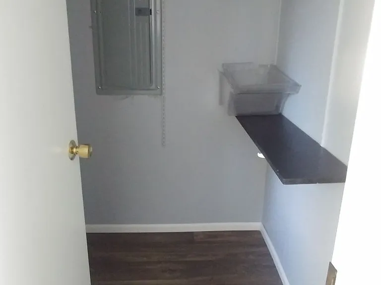 323 S 40th Pl #A — Photo 2