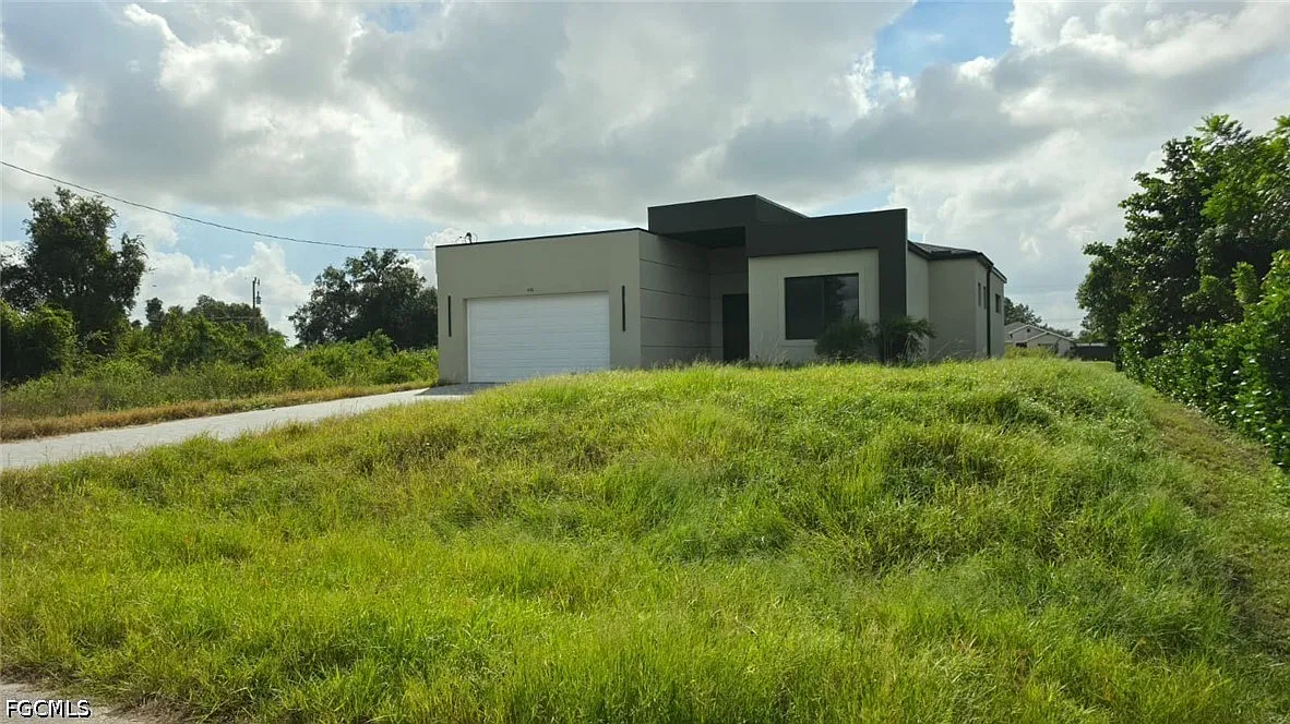 4 bed, 3.0 bath, 1715 sqft, $2,200 — Photo 1