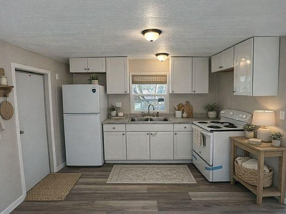 2nd image of 2 Tower Manor Cir E #2