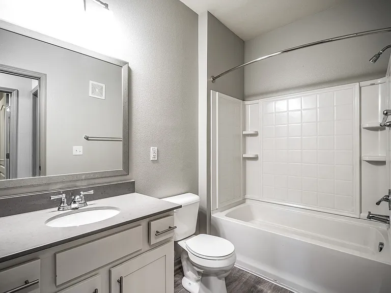 Bella Vista Apartments — Photo 20