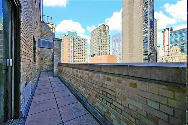 Rented by Manhattan Management Group | media 21