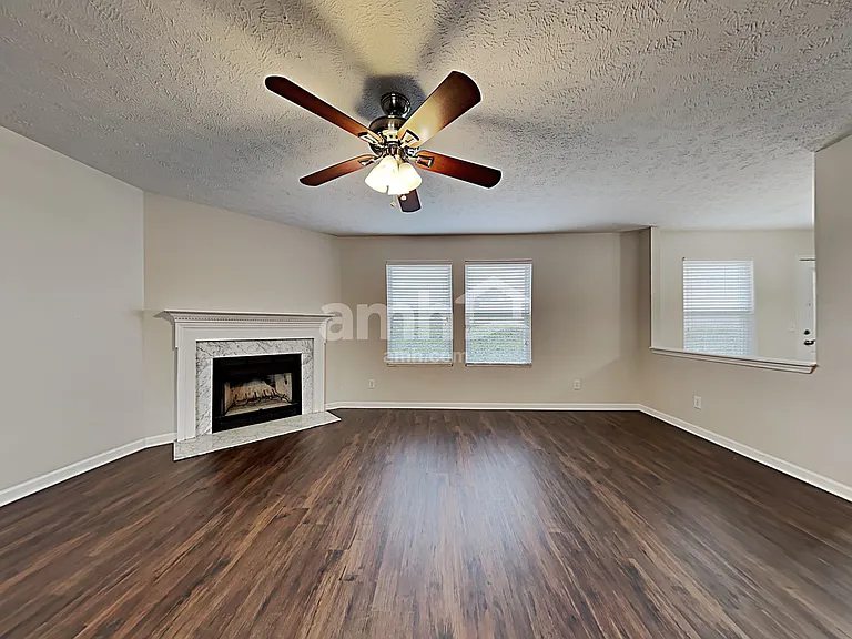 1316 Roxbury Ct — Photo 4
