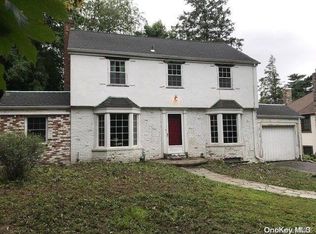 32 Rockcrest Rd, Manhasset, NY 11030