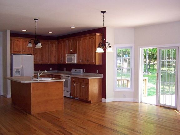 Eat-In Kitchen w/Center Island