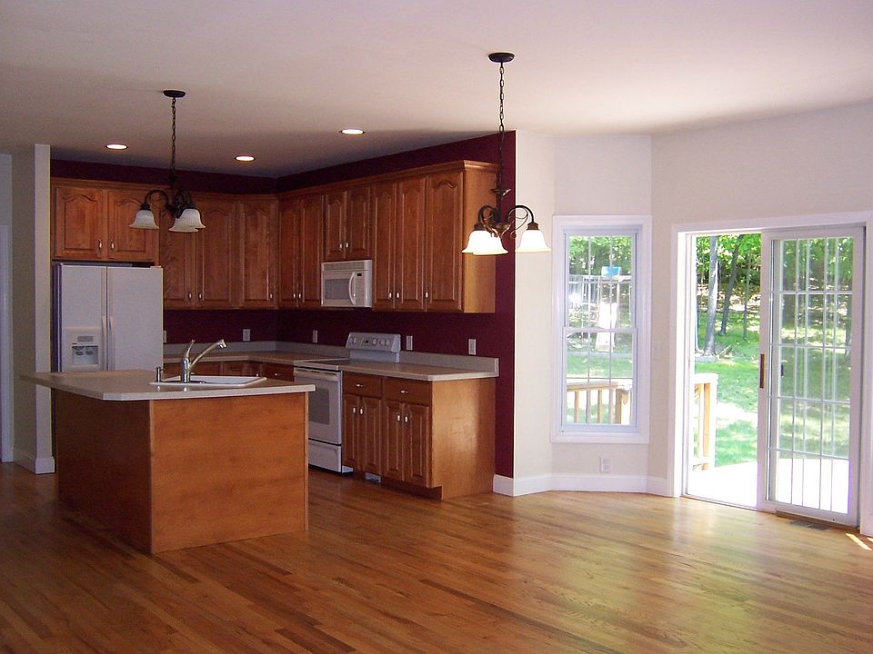 Eat-In Kitchen w/Center Island