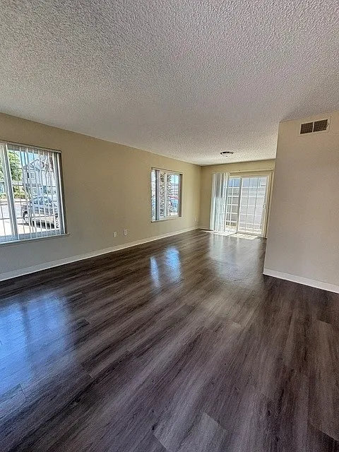 3 bed, 1.5 bath, 1264 sqft, $3,269 — Photo 2