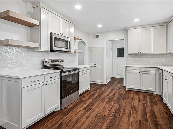 3rd image of 202 Joe White St