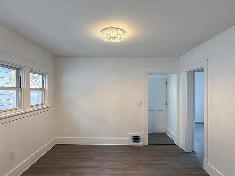 910 W Virginia Ave — Photo 2