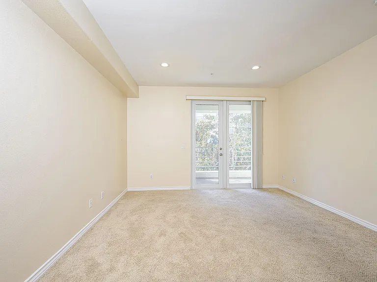 2233 Martin #307 — Photo 17