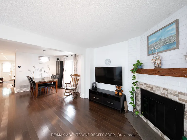 2072 Glenada Cres — Photo 12