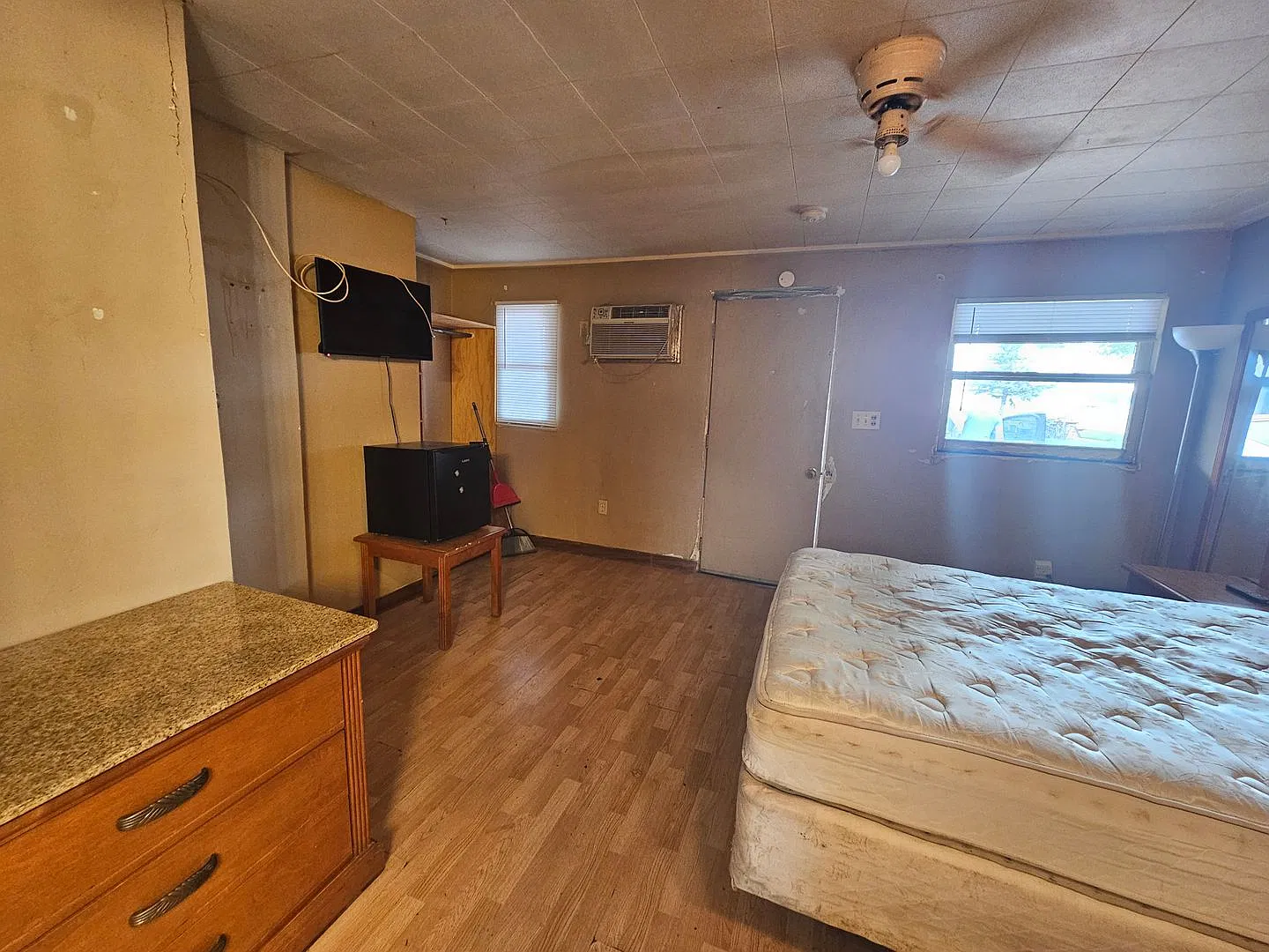 All utilities paid, small deposit — Photo 2