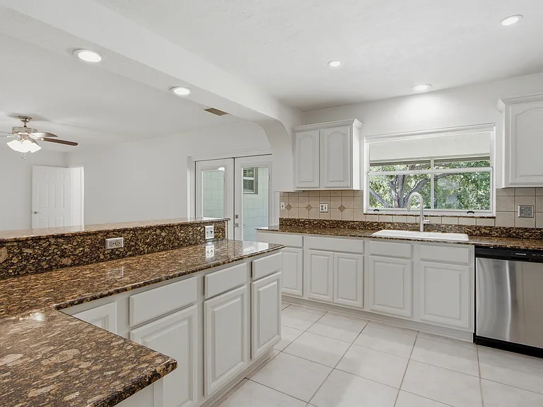 2028 Sussex Rd — Photo 7