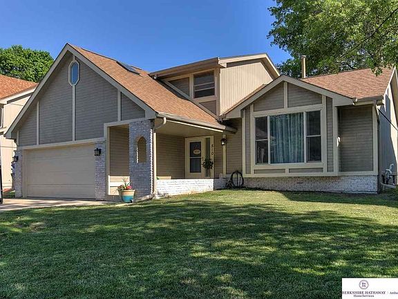 2nd image of 810 Redwood Ln