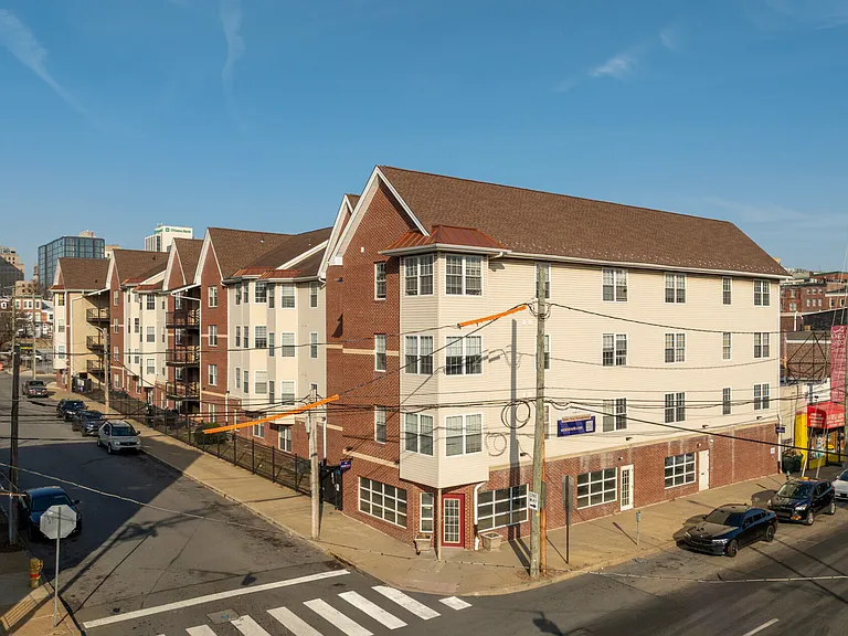 207 W 4th St #2B — Photo 1