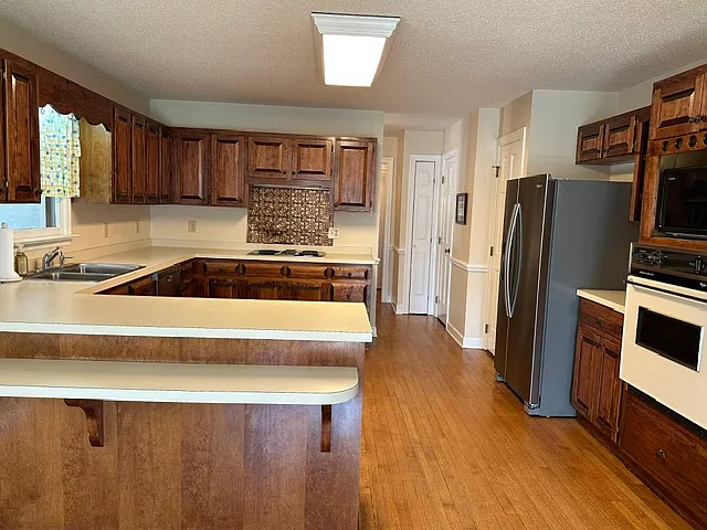Open kitchen - 629 Shadywood Ln