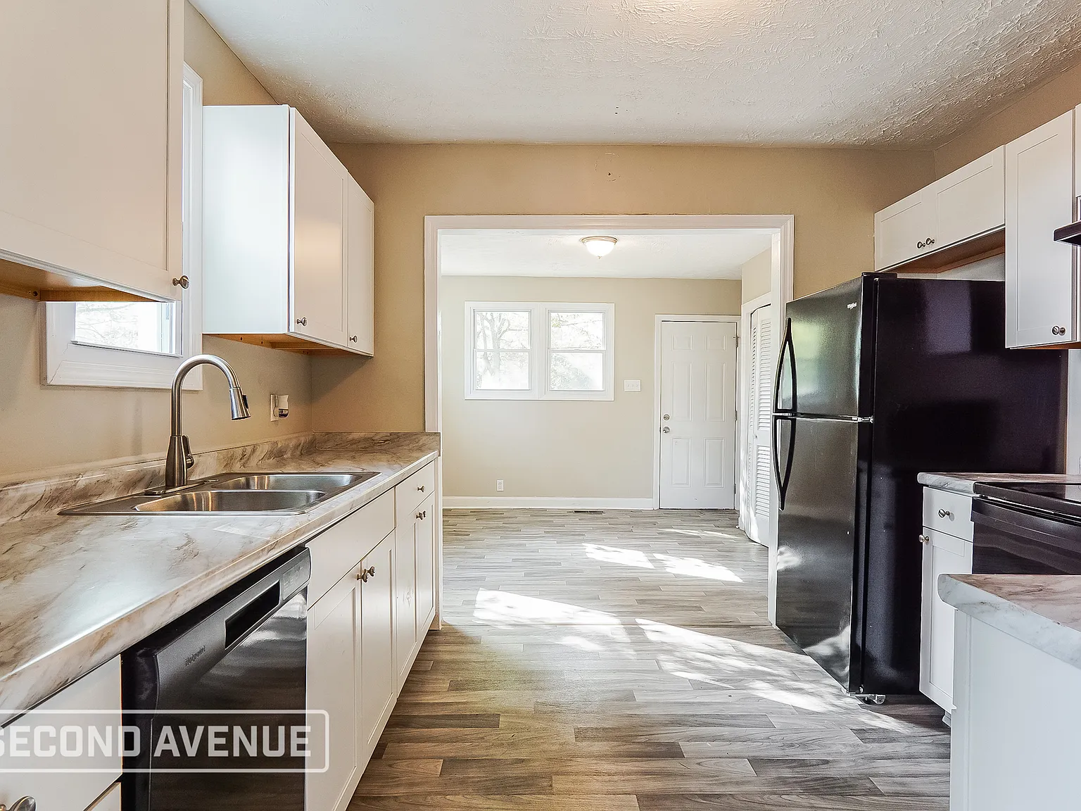3 bed, 1.0 bath, 1321 sqft, $1,000 — Photo 3