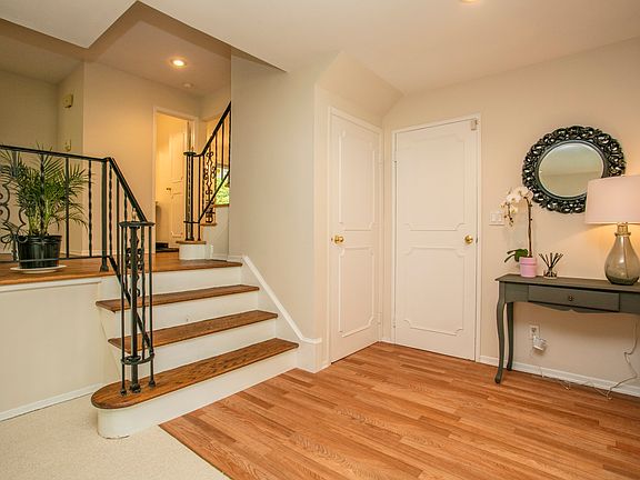 5th image of 8 Sherwood Dr