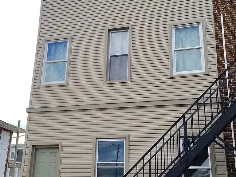 Student Housing 5 bedroom House Available Now & 2026-2027 School Year! — Photo 12