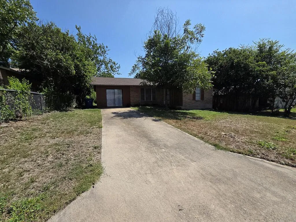 3 bed, 1.0 bath, 1242 sqft, $1,500 — Photo 2