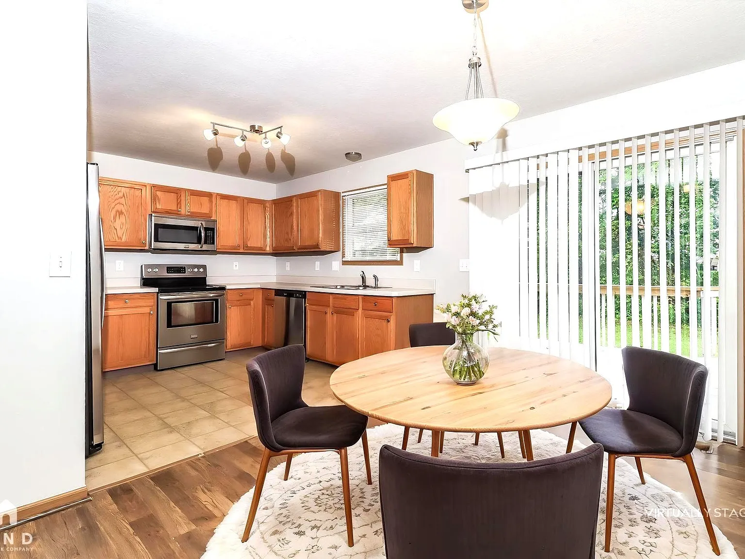 4 bed, 4.0 bath, 2104 sqft, $2,685 — Photo 4