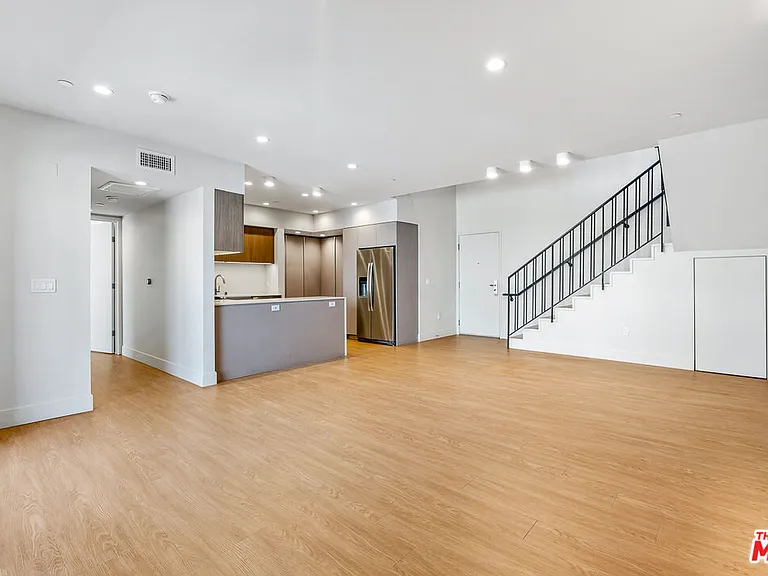 11837 Mayfield Ave #302 — Photo 3
