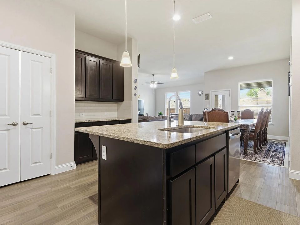 1st image of 1012 Kensington Way