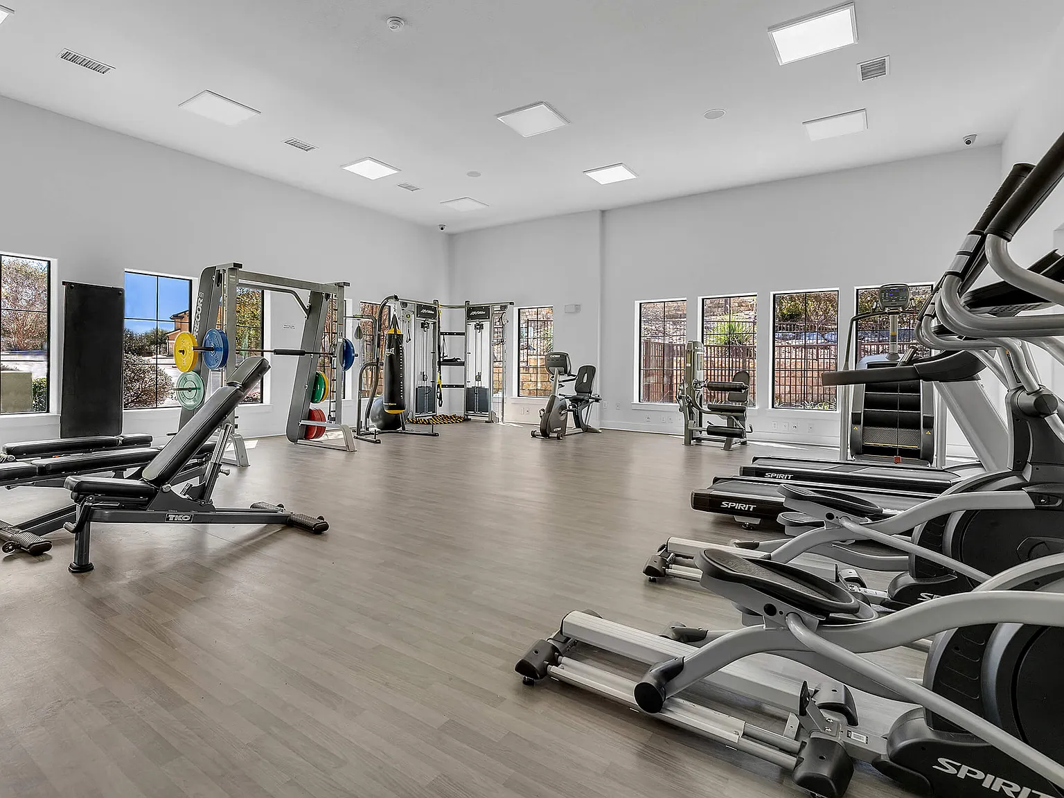 Mission Hills Apartments — Photo 4
