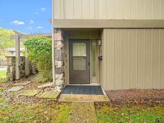 2nd image of 3844 Greenleaf Cir