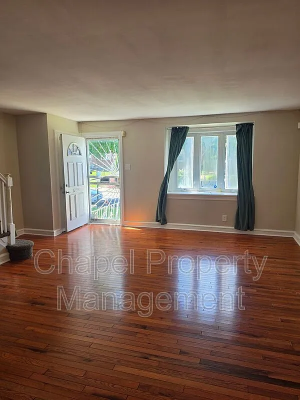 3 bed, 1.5 bath, 1234 sqft, $1,900 — Photo 2