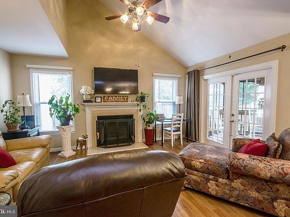 Vaulted ceiling in Family Room