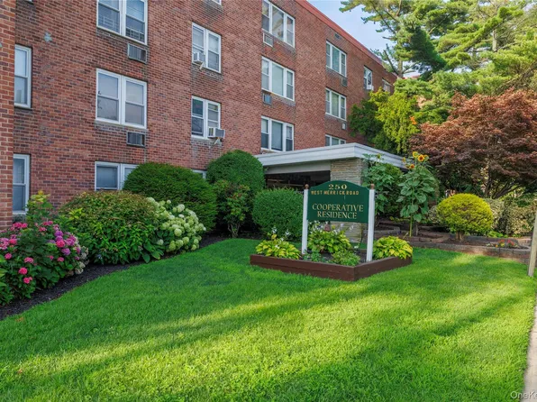 250 W Merrick Road #1E, Freeport, NY 11520