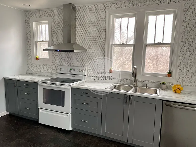 1115 Prickett Ave — Photo 16
