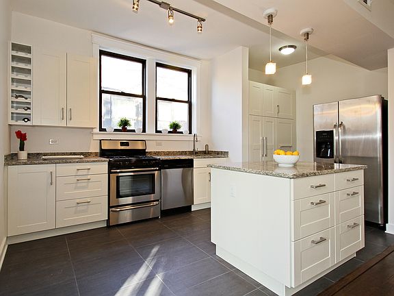 4th image of 5118 S Ingleside Ave Unit 3
