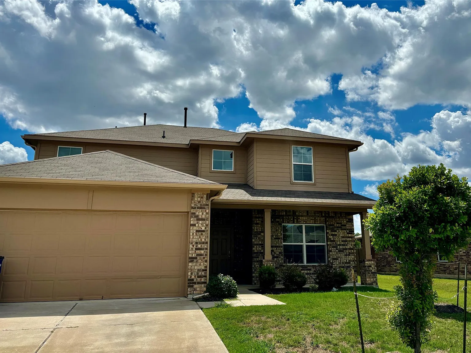 4 bed, 2.5 bath, 2570 sqft, $2,490 — Photo 1
