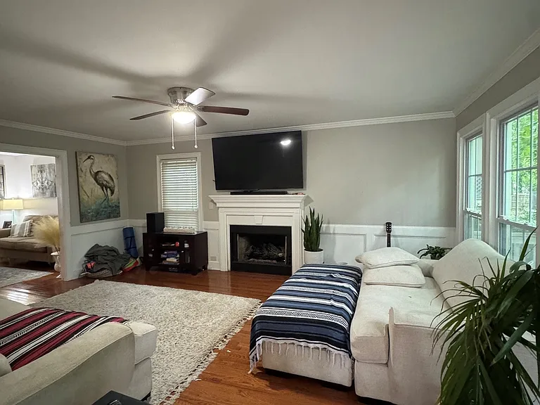 1240 Wynford Clny — Photo 4