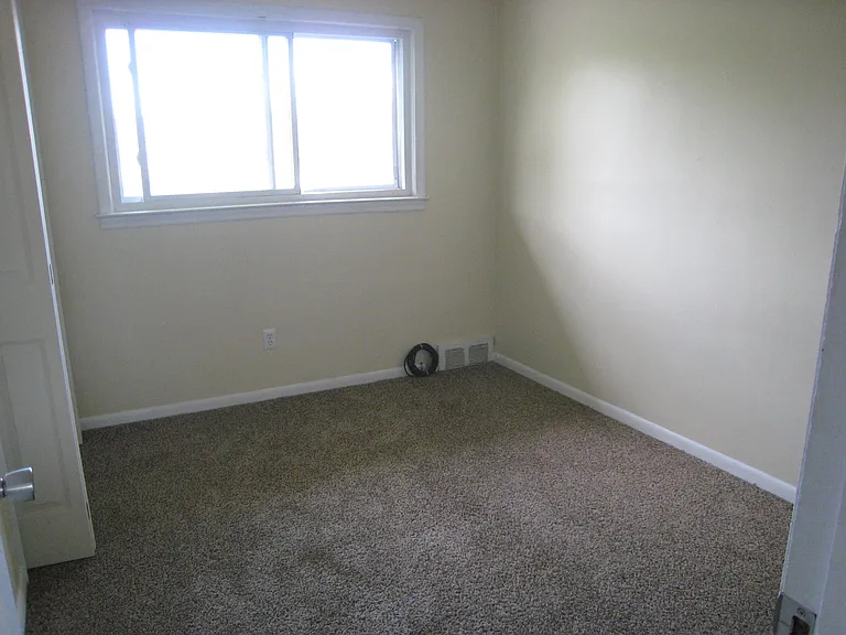 Middle bedroom