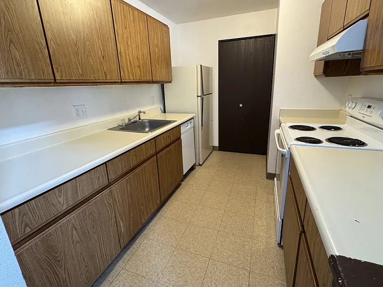 4501 Boardwalk Dr #J-J-94 — Photo 2