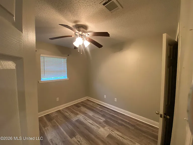 218 Alverado Dr — Photo 10