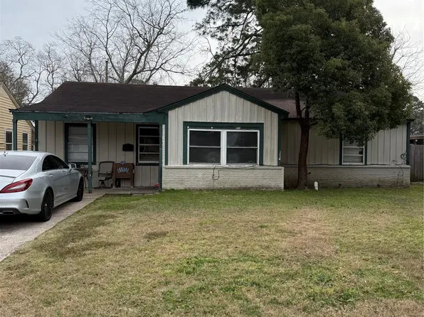502 N Circle Dr, Baytown, TX 77520