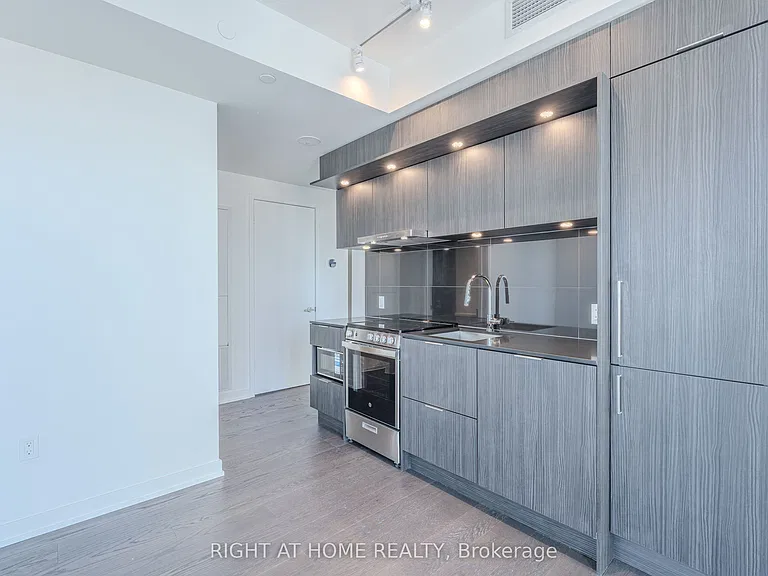 448 Burnhamthorpe Rd W — Photo 5