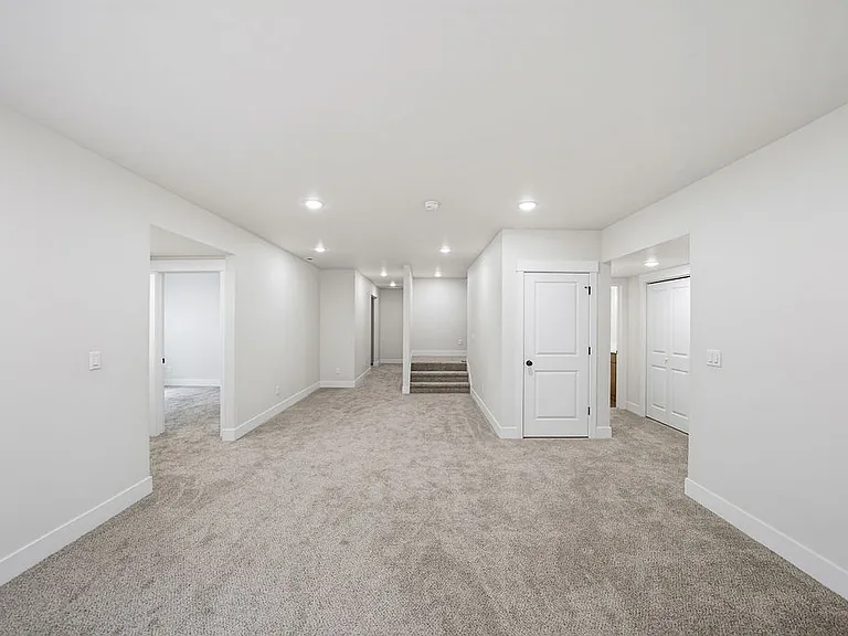 435 E River Ln — Photo 38