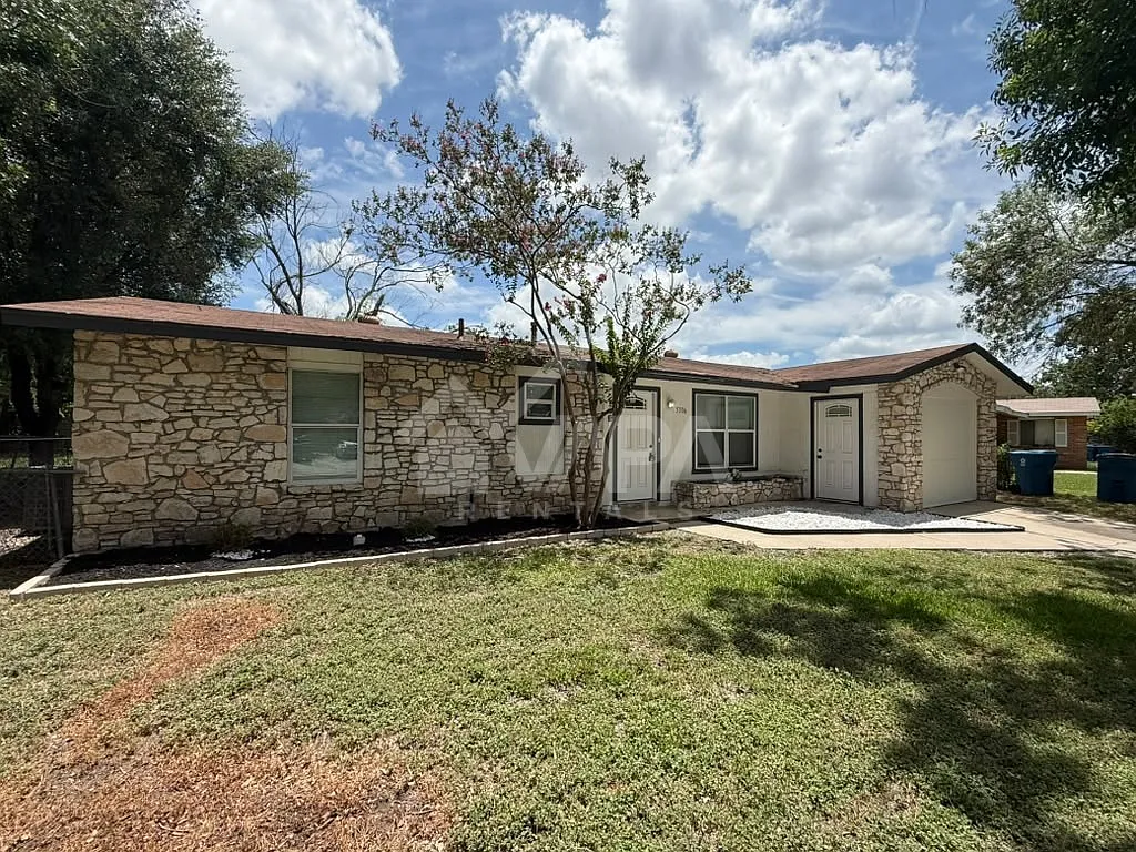 4 bed, 873 sqft, $1,900 — Photo 3