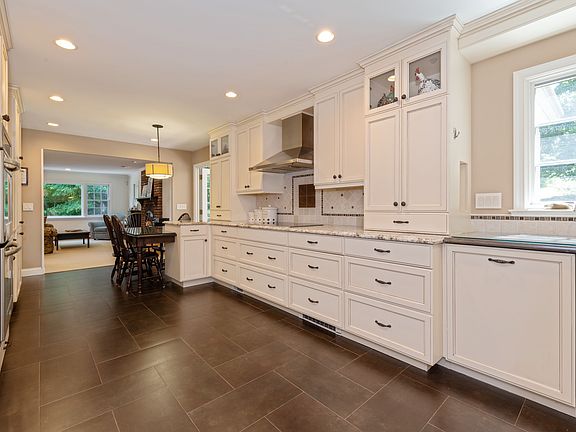04_19WhitlawLn_177001_Kitchen_HiRes.jpg