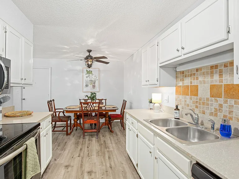 2260 Sunderland Rd #82W — Photo 7