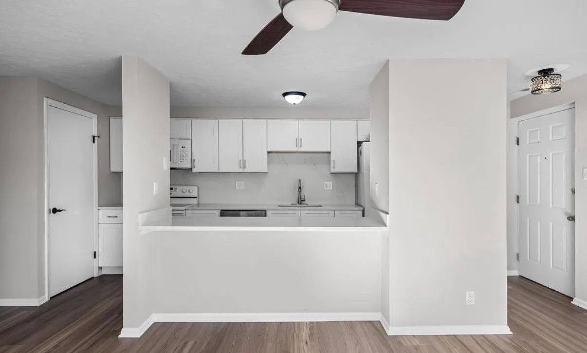 2 bed, 1011 sqft, $1,900 — Photo 3