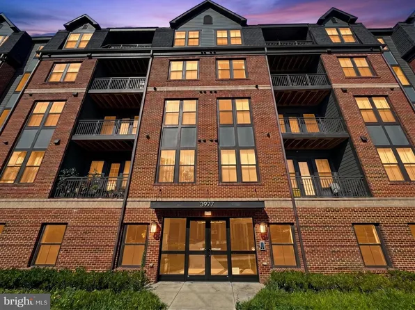 3927 Fair Ridge Dr APT 201, Fairfax, VA 22033