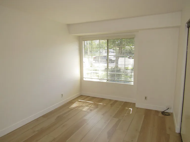 1099 W Ontario Ave — Photo 12
