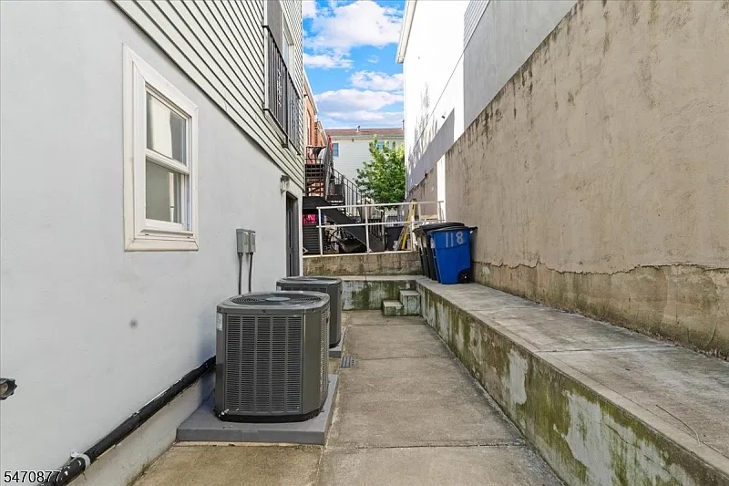 2 bed, 1.0 bath, $2,200 — Photo 4