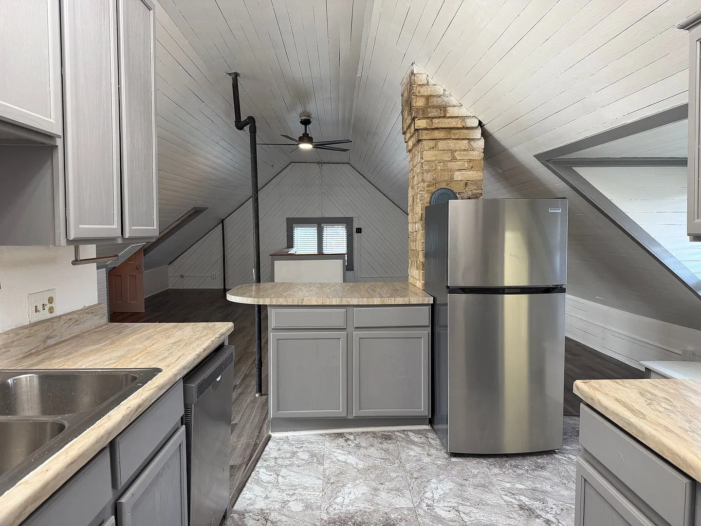 Monte Vista 1-Bedroom Ready For Move In! — Photo 3