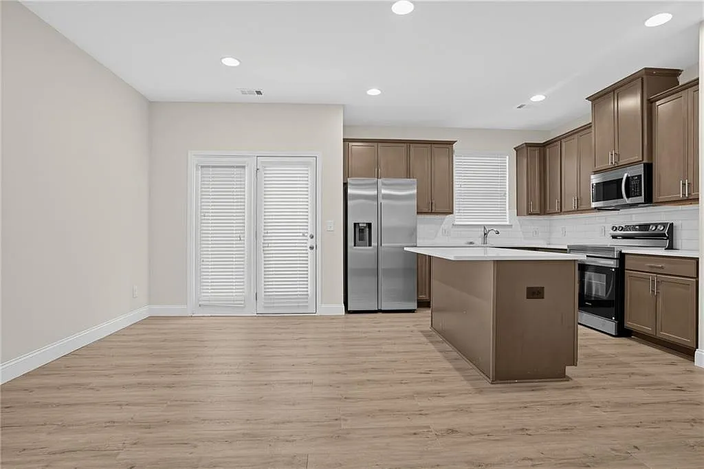 3 bed, 2.5 bath, 1417 sqft, $1,990 — Photo 2
